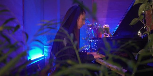 Emi Path “Strange Calmness” : νέο κομμάτι με αφορμή την παγκόσμια ημέρα πιάνου